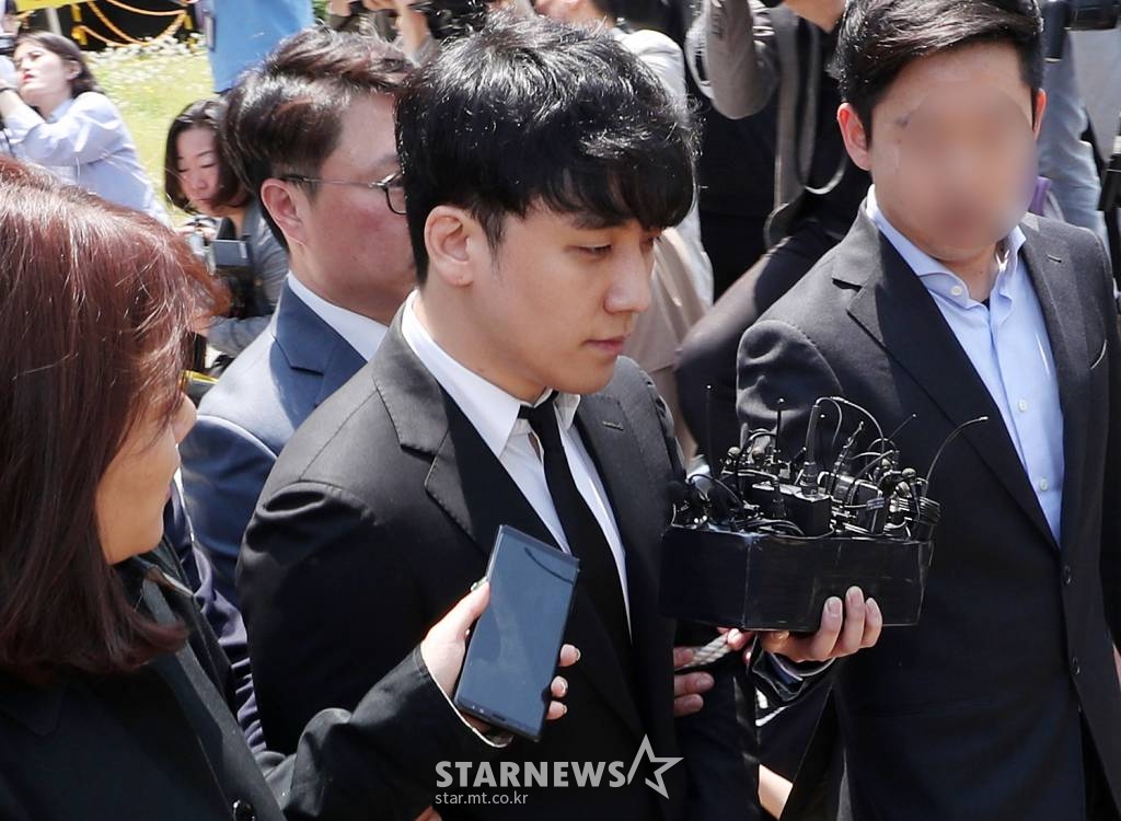 성매매 알선 및 자금 횡령, 식품위생법 위반 등의 혐의를 받고 있는 가수 승리가 서울 서초구 서울지방법원에서 구속 전 영장실질심사를 마치고 유치장으로 향하고 있다. /사진=김휘선 기자 hwijpg@