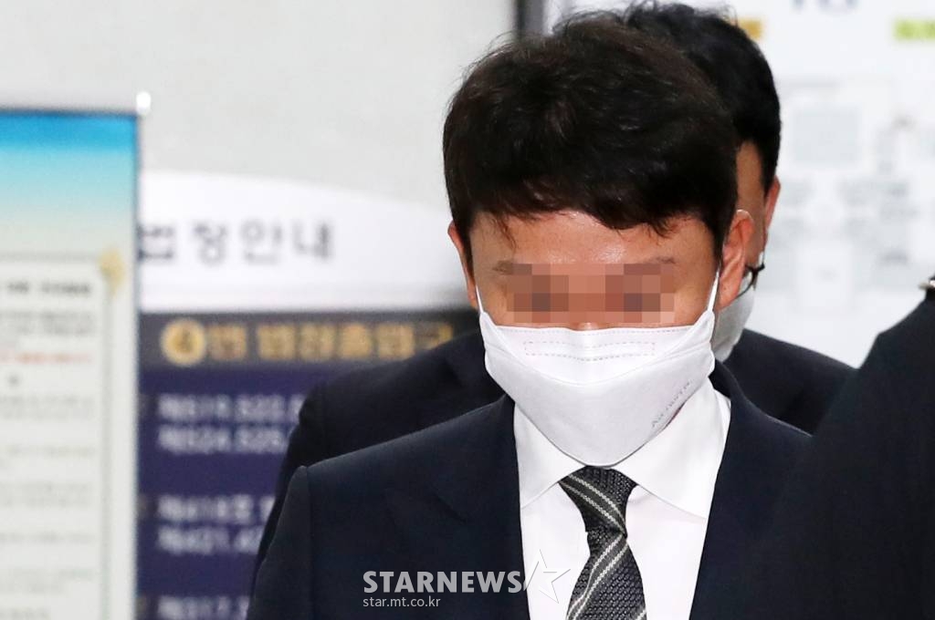 클럽 '버닝썬' 관련 성매매 알선 등에 연루된 혐의로 기소된 유인석 전 유리홀딩스 대표가 서울 서초구 서울중앙지방법원에서 열린 2차 공판을 마치고 법정을 나서고 있다. 그룹 빅뱅의 전 멤버 승리의 동업자로 알려진 유 전 대표는 업무상횡령, 성매매알선 등의 혐의를 받고 있다. /사진=김창현 기자 chmt@