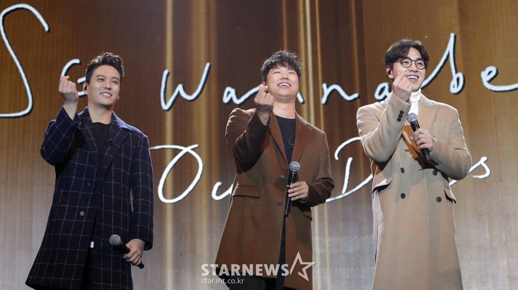 보컬그룹 SG워너비가 18일 오후 서울 강남구 삼성동 코엑스 동문 광장에서 열린 미니앨범 'Our Days' 발매 기념 게릴라 이벤트 행사에서 멋진 공연을 펼치고 있다.'Our Days'는 19일 0시 각 음원사이트를 통해 공개된다. /사진=김창현 기자 chmt@