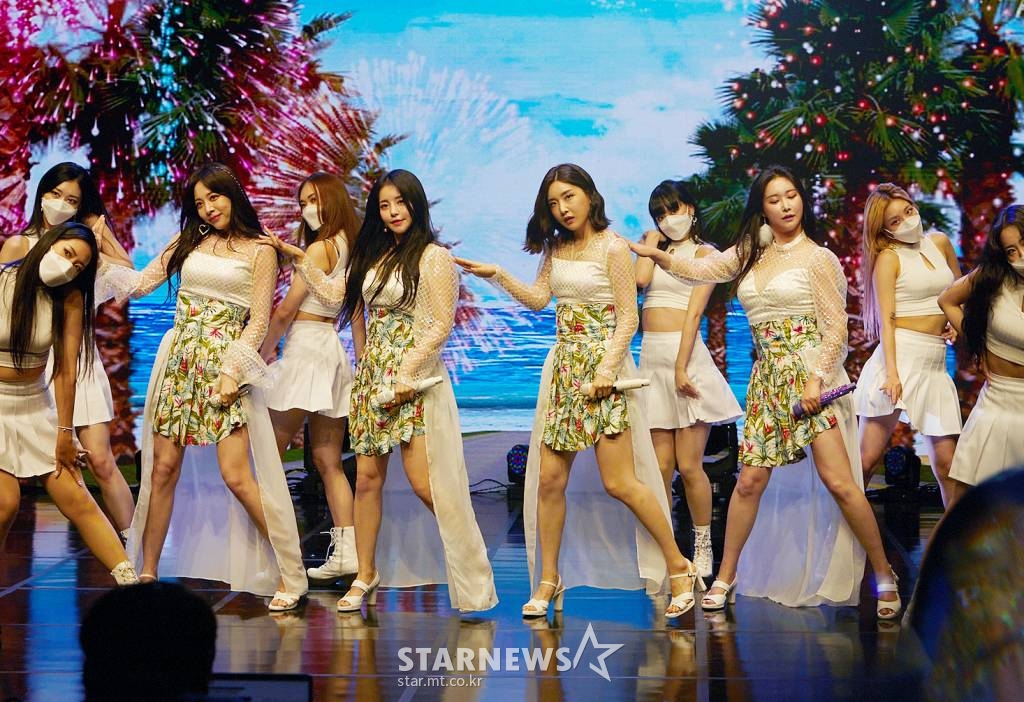 걸그룹 '브레이브걸스'(BraveGirls)가 17일 오후 온라인 생중계로 진행된 미니 5집 '서머 퀸(Summer Queen) 발매 쇼케이스에서 신곡을 선보이고 있다. /사진제공=브레이브엔터테인먼트 2021.06.17 /사진=이동훈 기자 photoguy@