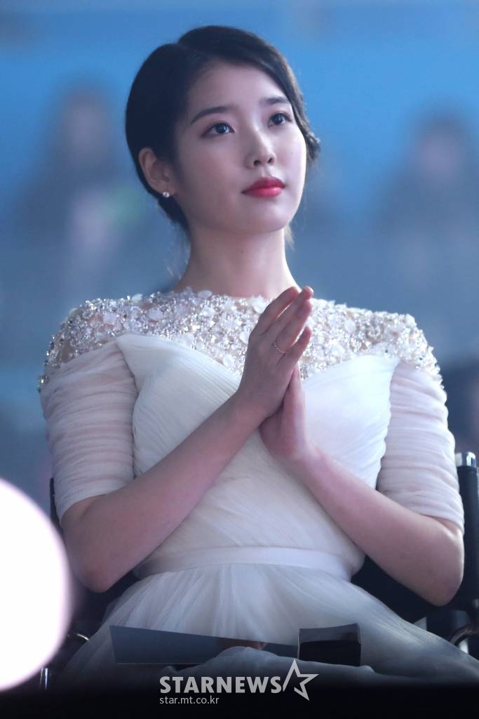 배우 이지은이 28일 오후 인천 남동체육관에서 열린 '2018 Asia Artist Awards'(2018 아시아아티스트어워즈 '2018 AAA')에서 박수를 치고 있다. /사진=이기범 기자 leekb@