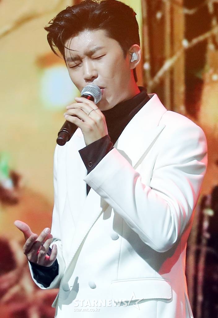 트로트 가수 임영웅이 28일 마이뮤직테이스트로 중계된 2020 Asia Artist Awards(2020 아시아 아티스트 어워즈, 2020 AAA)에서 멋진 무대를 선보이고 있다.이날 임영웅은 'AAA 최애돌 인기상, 핫이슈상'과 대상인 '올해의 트로트' 상 등 3관왕의 영예를 안았다.스타뉴스가 주최하고 AAA 조직위원회가 주관하는 AAA는 어디에서도 보지 못했던 새로운 무대를 선보이며 전 세계 팬들의 눈과 귀를 사로잡아 명실상부 NO.1 글로벌 시상식으로 거듭났다. /사진=김창현 기자 chmt@
