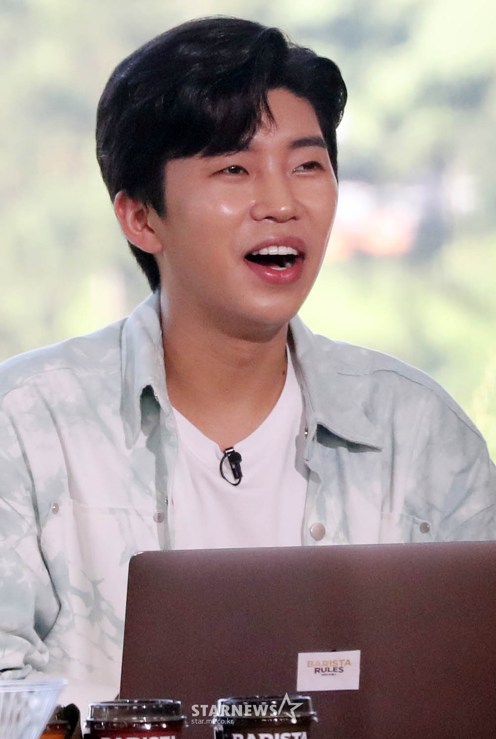 미스터트롯 임영웅이 13일 오후 전북 고창군 상하농원에서 진행된 1:1 랜선 팬미팅 행사에 참석해 팬들과 화상대화를 나누고 있다. /사진=임성균 기자 tjdrbs23@