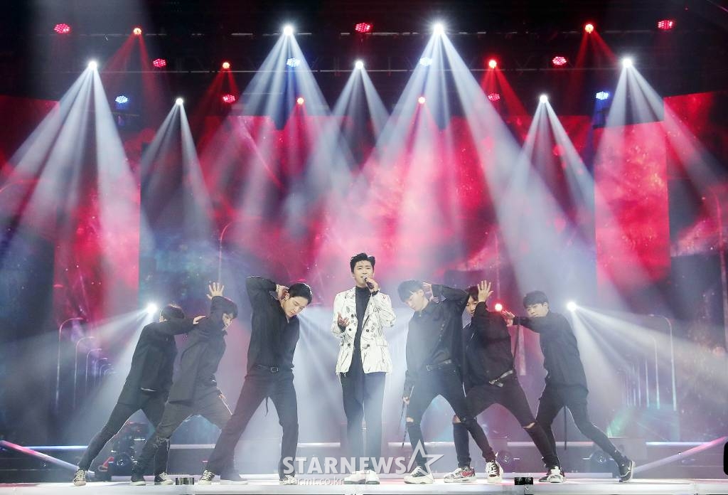 트로트 가수 임영웅이 28일 마이뮤직테이스트로 중계된 2020 Asia Artist Awards(2020 아시아 아티스트 어워즈, 2020 AAA)에서 멋진 무대를 선보이고 있다.이날 임영웅은 'AAA 최애돌 인기상, 핫이슈상'과 대상인 '올해의 트로트' 상 등 3관왕의 영예를 안았다.스타뉴스가 주최하고 AAA 조직위원회가 주관하는 AAA는 어디에서도 보지 못했던 새로운 무대를 선보이며 전 세계 팬들의 눈과 귀를 사로잡아 명실상부 NO.1 글로벌 시상식으로 거듭났다. /사진=김창현 기자 chmt@