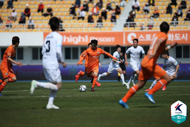 지난 4월 대구FC전에서 슈팅을 시도하고 있는 강원FC 조재완의 모습. /사진=한국프로축구연맹