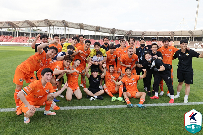 26일 탄천종합운동장에서 열린 성남FC전에서 리그 10경기 만에 승리한 뒤 기념사진을 촬영하고 있는 강원FC 선수들. /사진=한국프로축구연맹