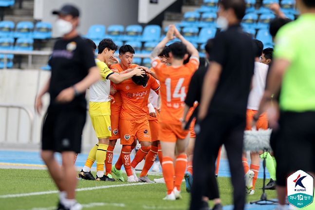 26일 탄천종합동장에서 열린 성남FC전에서 골을 터뜨린 뒤 동료들로부터 축하를 받고 있는 강원FC 조재완. /사진=한국프로축구연맹