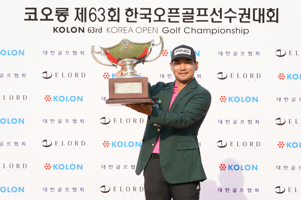 이준석이 한국오픈에서 우승한 뒤 트로피를 들고 포즈를 취하고 있다./사진=한국오픈 조직위원회