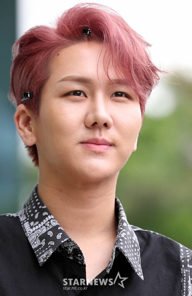 가수 김수찬이 18일 오후 서울 마포구 상암 MBC방송센타에서 열리는 '쇼 음악중심' 출연을 위해 도착하고 있다. /사진=임성균 기자 tjdrbs23@