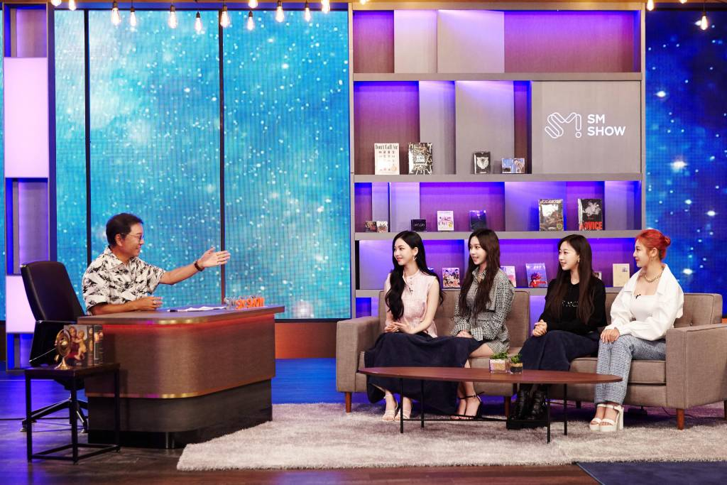 이수만 SM 총괄 프로듀서가 29일 오전 온라인으로 진행된 'SM CONGRESS 2021'에서 걸그룹 에스파와 대화를 나누고 있다. / 사진제공 =SM엔터테인먼트