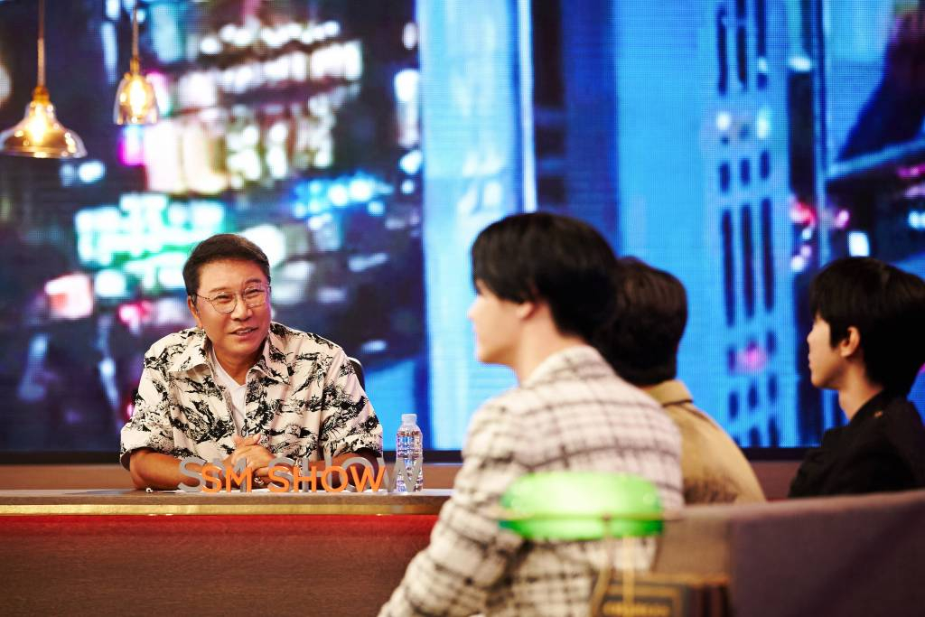 이수만 SM 총괄 프로듀서가 29일 오전 온라인으로 진행된 'SM CONGRESS 2021'에서 NCT 도영, 마크, 쿤과 대화를 나누고 있다. / 사진제공 =SM엔터테인먼트