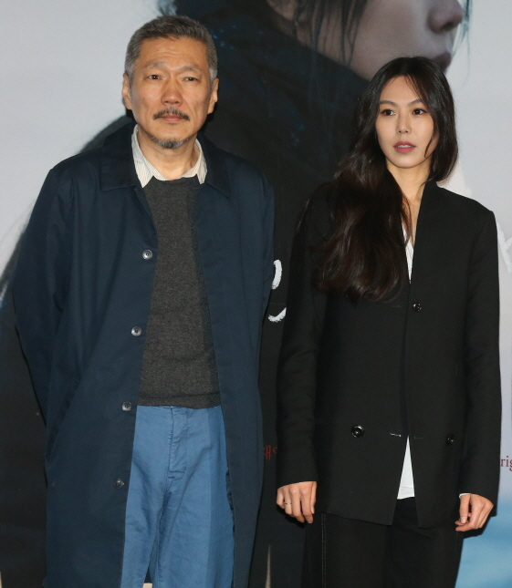 홍상수 감독이 제74회 칸국제영화제에 신작 '당신 얼굴 앞에서'가 초청됐지만 스태프로 참여한 김민희 등과 같이 영화제에 불참하기로 했다.