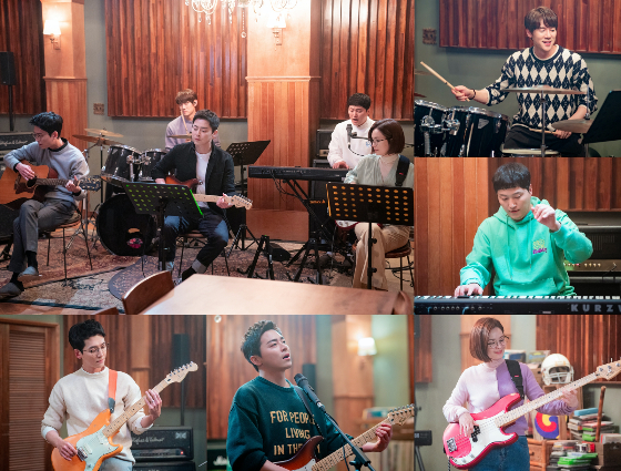 tvN '슬기로운 의사생활 시즌2' 조정석, 유연석, 정경호, 김대명, 전미도의 합주 스틸이 공개됐다./사진제공=tvN '슬기로운 의사생활 시즌2'