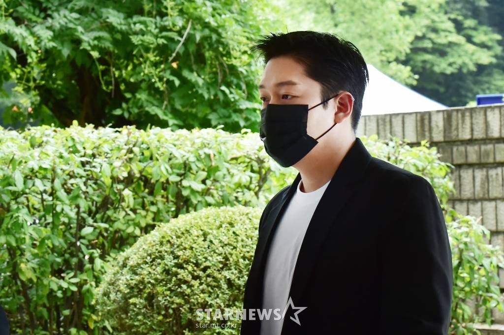 성폭력 범죄의 처벌 등에 관한 특례법 위반(카메라 등 이용촬영) 상해 폭행 협박 등 혐의로 기소된 고(故) 구하라 전 남자친구 최종범 씨가 2일 오후 서울 서초구 서울중앙지방법원에서 열린 항소심 선고 공판에 출석하고 있다. /사진=김창현 기자 chmt@