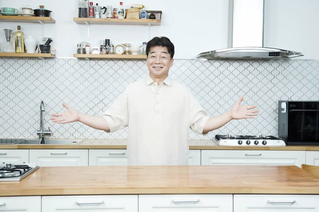요리연구가 백종원이 2일 오후 온라인 생중계로 진행된 JTBC 예능 '백종원의 국민음식 - 글로벌 푸드 편' 제작발표회에 참석해 포즈를 취하고 있다. /사진제공=JTBC 2021.07.02