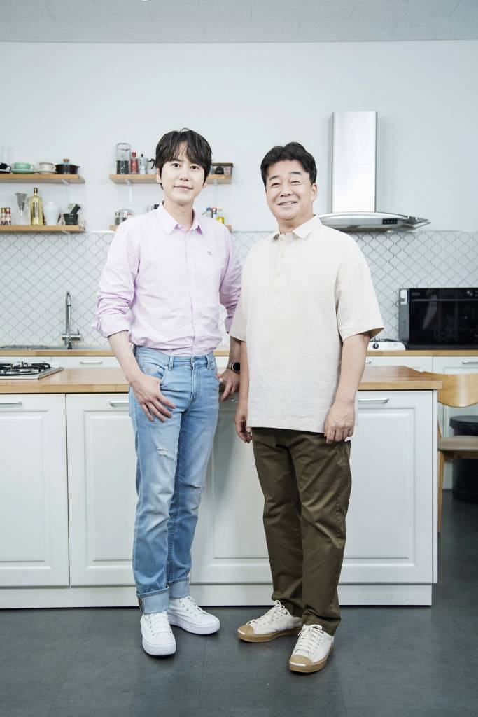 가수 규현, 요리연구가 백종원이 2일 오후 온라인 생중계로 진행된 JTBC 예능 '백종원의 국민음식 - 글로벌 푸드 편' 제작발표회에 참석해 포즈를 취하고 있다. /사진제공=JTBC 2021.07.02