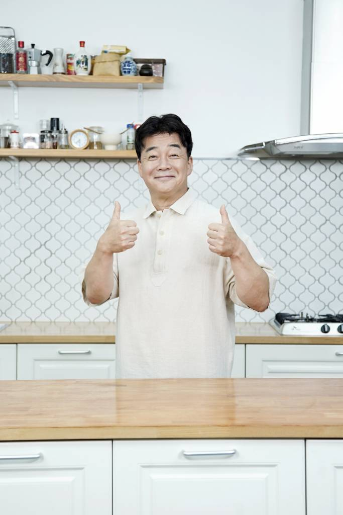 요리연구가 백종원이 2일 오후 온라인 생중계로 진행된 JTBC 예능 '백종원의 국민음식 - 글로벌 푸드 편' 제작발표회에 참석해 포즈를 취하고 있다. /사진제공=JTBC 2021.07.02
