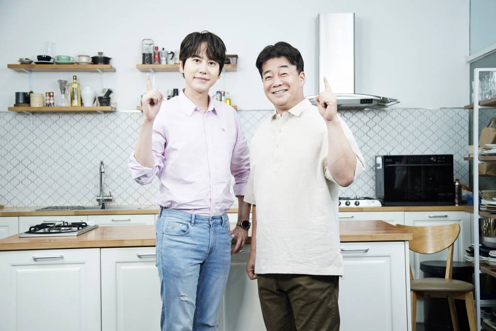 가수 규현, 요리연구가 백종원이 2일 오후 온라인 생중계로 진행된 JTBC 예능 '백종원의 국민음식 - 글로벌 푸드 편' 제작발표회에 참석해 포즈를 취하고 있다. /사진제공=JTBC 2021.07.02