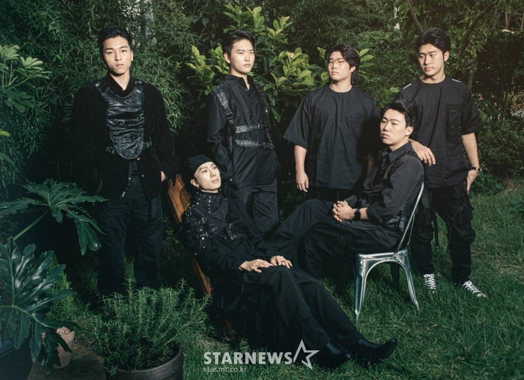최근 첫 미니앨범 '문 : 디스인탱글'(Moon : Disentangle)을 발매한 서도밴드가 28일 오후 진행된 본지와의 인터뷰를 위해 포즈를 취하고 있다. /사진제공=유니버셜뮤직 2021.06.28 /사진=이동훈 기자 photoguy@
