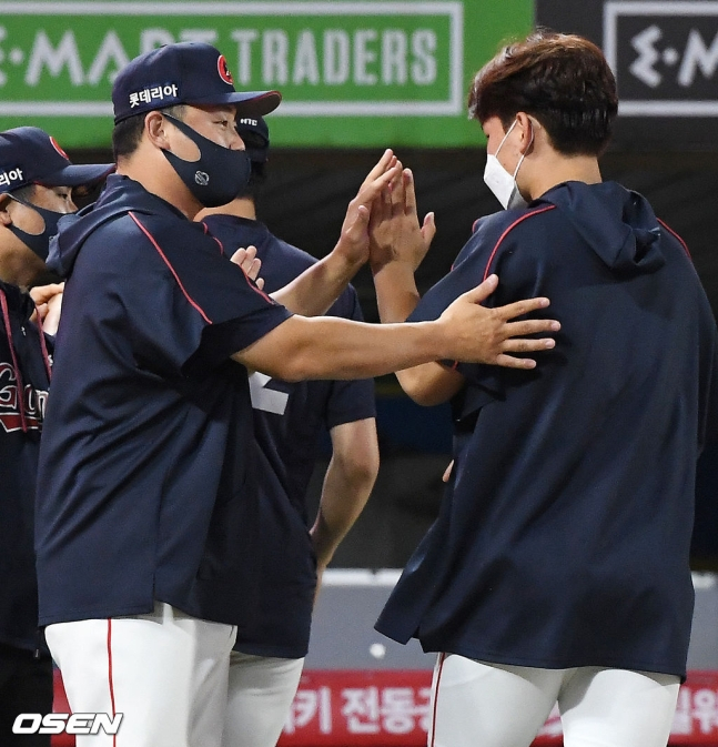 경기를 마치고 롯데 승리투수 김진욱(오른쪽)이 최현 감독대행의 축하를 받고 있다.
