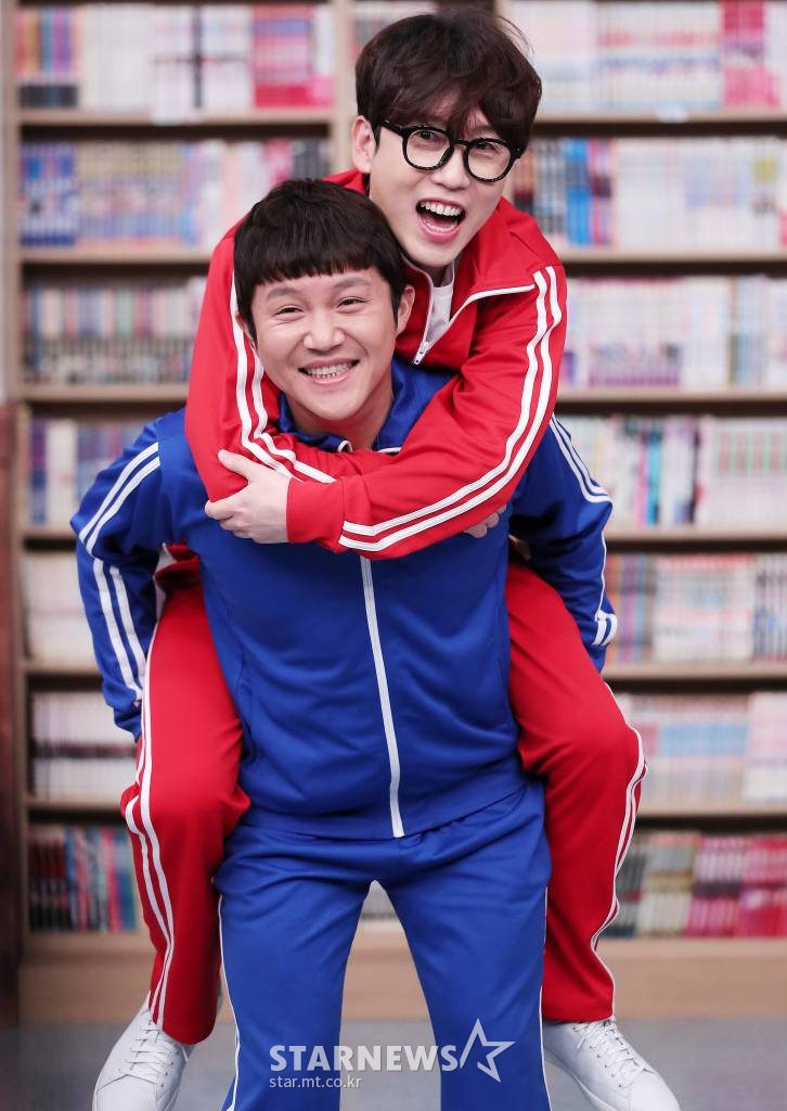 개그맨 조세호, 남창희가 6일 오후 서울 강서구 가양동 IHQ스튜디오에서 진행된 예능 프로그램 '별에서 온 퀴즈' 제작발표회에 참석해 포즈를 취하고 있다. '별에서 온 퀴즈'는 1990년대 말부터 2010년대까지 우리를 열광하게 했던 문화계 이슈들을 모아 퀴즈와 토크로 풀어보는 프로그램이다. 오는 8일 오후 8시 첫 방송한다. 2021.07.06 /사진=김창현 기자 chmt@