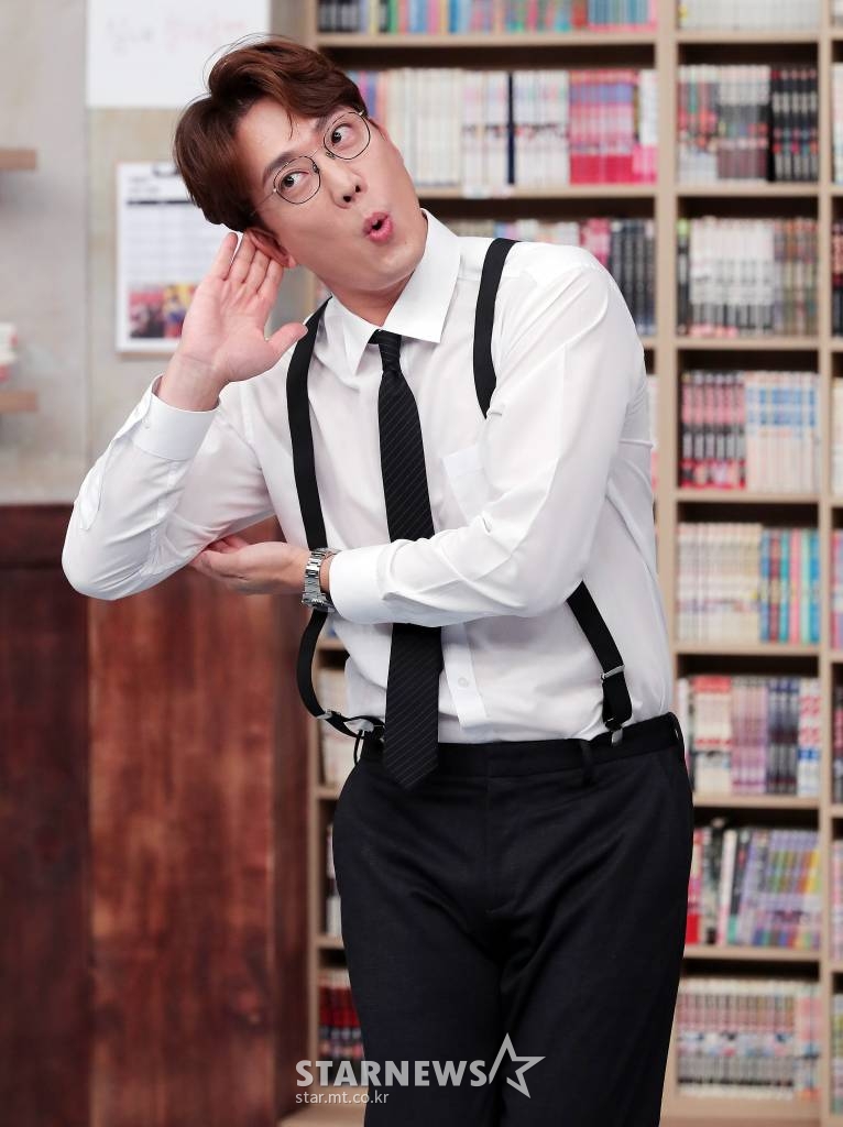 방송인 김환이 6일 오후 서울 강서구 가양동 IHQ스튜디오에서 진행된 예능 프로그램 '별에서 온 퀴즈' 제작발표회에 참석해 포즈를 취하고 있다. '별에서 온 퀴즈'는 1990년대 말부터 2010년대까지 우리를 열광하게 했던 문화계 이슈들을 모아 퀴즈와 토크로 풀어보는 프로그램이다. 오는 8일 오후 8시 첫 방송한다. 2021.07.06 /사진=김창현 기자 chmt@