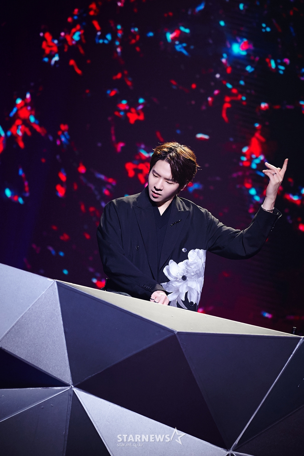 DJ 레이든이 1일 오후 온라인 중계로 진행된 SM타운 라이브 '컬처 휴머니티'Culture Humanity' 콘서트에서 멋진 공연을 펼치고 있다. /사진제공=SM엔터테인먼트