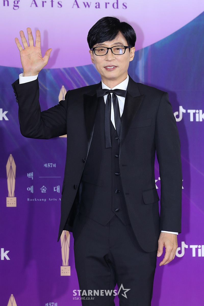 개그맨 유재석이 13일 오후 경기도 고양시 일산 킨텍스에서 열린 '제57회 백상예술대상' 시상식 레드카펫 행사에 참석해 포즈를 취하고 있다. TV·영화·연극을 아우르는 종합예술시상식인 '제57회 백상예술대상'은 오후 9시부터 JTBC·JTBC2·JTBC4에서 동시에 중계되며 틱톡에서도 글로벌 생중계된다. /사진제공 = 백상예술대상 사무국 2021.05.13 /사진=이동훈 기자 photoguy@