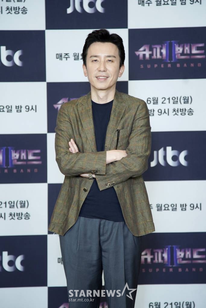 가수 유희열이21일 오후 온라인으로 진행된 JTBC 새 예능 프로그램 '슈퍼밴드2' 제작발표회에서 포즈를 취하고 있다. '슈퍼밴드2'는 홀로 음악을 하던 뮤지션들이 음악적 동지를 찾아 세상에 없던 글로벌 밴드를 탄생시키는 프로그램으로 윤상, 윤종신, 유희열, 이상순, 씨엘 등이 프로듀서로 나선다. / 사진제공 = JTBC /사진=김창현 기자 chmt@
