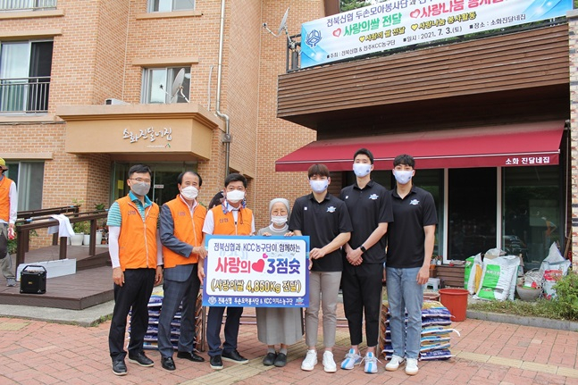 전주 KCC가 비시즌 사회공헌활동을 진행했다. 활동에 참가한 정창영-전준범-유현준(오른쪽부터). /사진=전주 KCC 제공