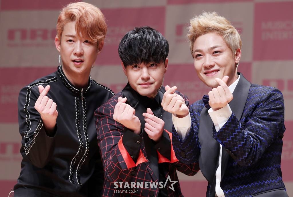 그룹 NRG가 28일 오후 서울 종로구 광화문아트홀에서 진행된 데뷔 20주년 기념앨범 '20th 세기 Night' 발매 기념 쇼케이스에서 포즈를 취하고 있다. /사진=김휘선 기자 hwijpg@