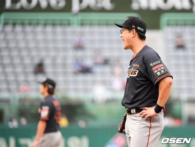6회말 무사 1,2루에서 한화 이성열이 SSG 오태곤의 출루를 허용하고 아쉬워하고 있다.