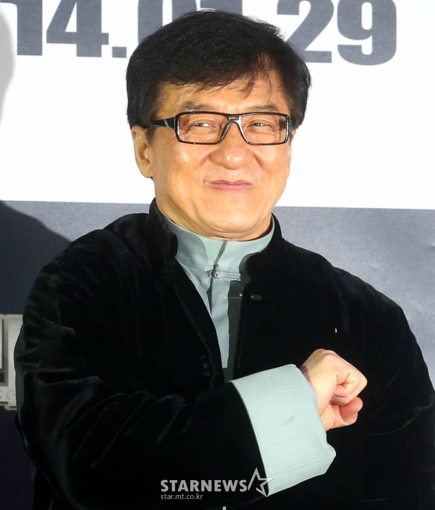 배우 겸 감독 성룡(Jackie Chan)이 영화 '폴리스 스토리 2014(딩성 감독)' 홍보 차 입국해 17일 오후 서울 여의도 IFC몰에서 진행된 레드카펫행사에 참석하고 있다. /사진=홍봉진기자 honggga@