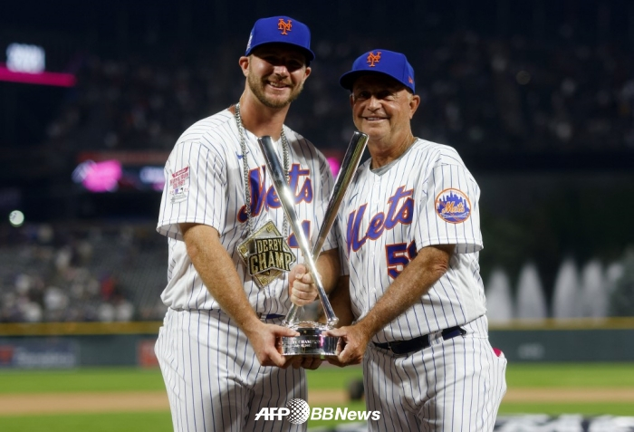 홈런 더비 우승을 차지한 뒤 알론소(왼쪽)와 데이브 자우스가 기뻐하고 있다. /AFPBBNews=뉴스1