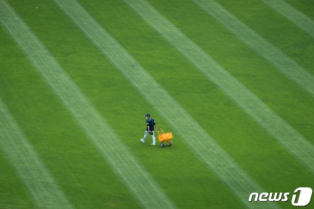 KBO 리그 선수단 내 신종 코로나바이러스 감염증(코로나19) 확진자 발생으로 시즌 일정이 중단된 13일 서울 잠실야구장의 모습. /사진=뉴스1