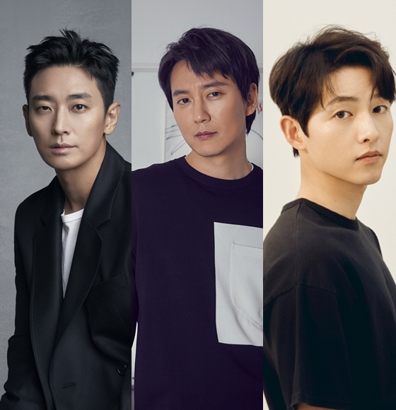 주지훈 김남길 등이 영화 '헌트' 스태프 중 한명이 코로나19에 확진이 돼 검사를 받고 음성판정을 받았다. 주변 관계자가 코로나19에 확진돼 자가격리에 들어갔던 송중기는 자가격리가 끝나면서 영화 '보고타' 촬영을 재개했다.