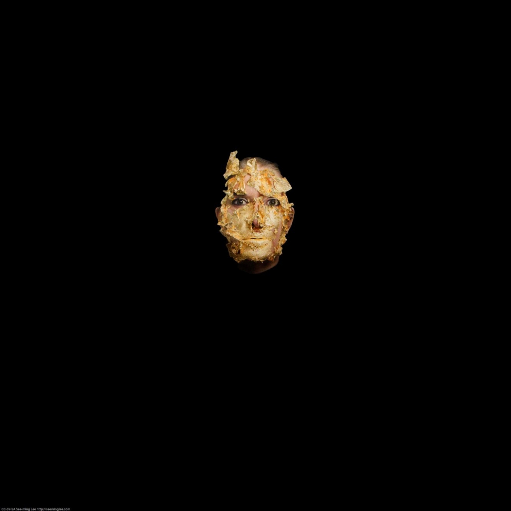 Marina Abramovic, '황금 가면(Golden Mask)', 2010. 사진제공= art.sy via Flickr/Creative Commons.