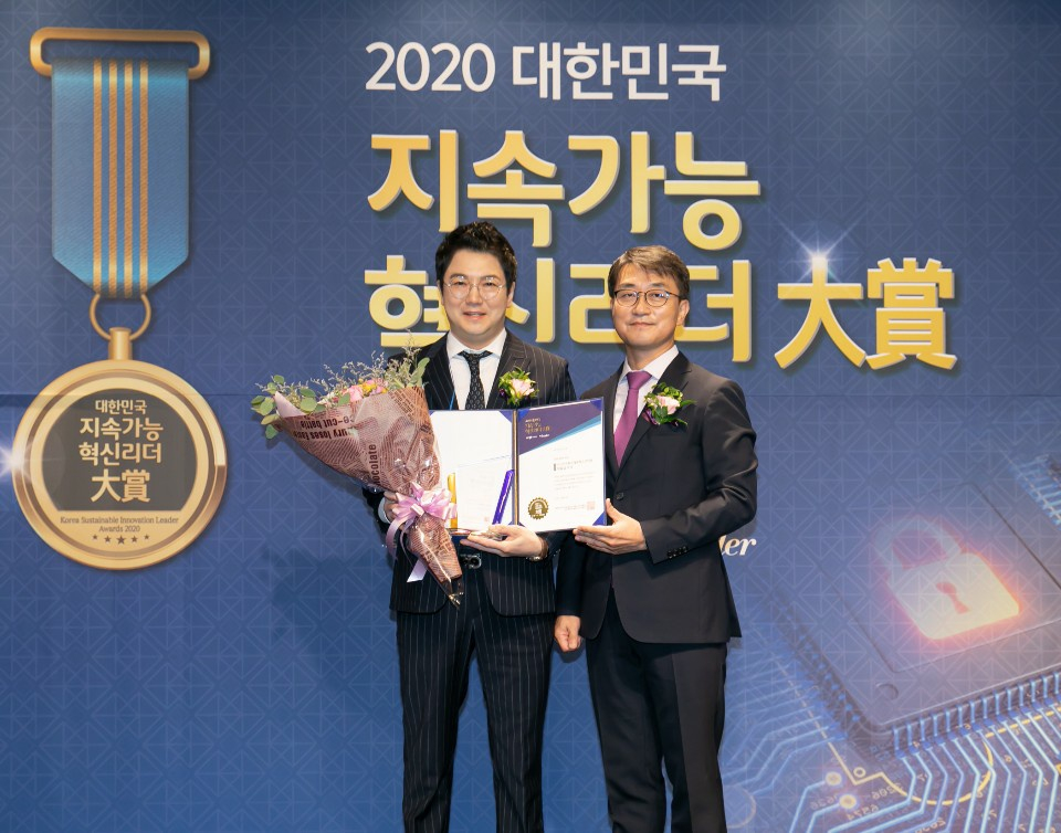 2019, 2020 대한민국 지속가능혁신리더 대상 수상 사진 좌측 이일섭 이사
