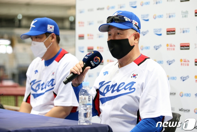 김경문 대표팀 감독(오른쪽)과 주장 김현수가 17일 고척돔에서 열린 대표팀 훈련에 앞서 기자회견에 임하고 있다. /사진=뉴스1