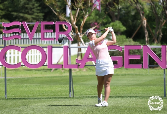 전예성이 18일 '에버콜라겐 퀸즈 크라운' 최종 라운드 1번홀에서 티샷을 하고 있다. /사진=KLPGA 제공