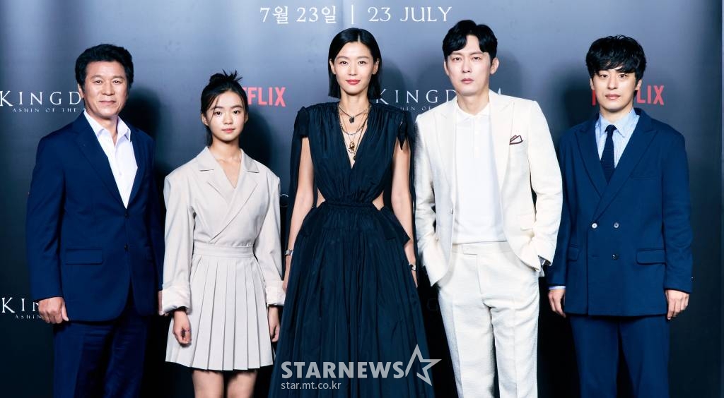 배우 김뢰하, 김시아, 전지현, 박병은, 구교환이 20일 오전 온라인으로 진행된 넷플릭스 '킹덤: 아신전' 제작발표회에 참석해 포즈를 취하고 있다. '킹덤: 아신전'은 조선을 뒤덮은 거대한 비극의 시작인 생사초와 아신의 이야기를 담은 '킹덤' 시리즈의 스페셜 에피소드다. 오는 23일 공개. / 사진제공 = 넷플릭스 /사진=김창현 기자 chmt@