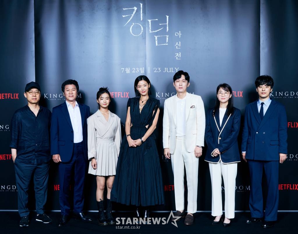 김성훈 감독, 배우 김뢰하, 김시아, 전지현, 박병은, 김은희 작가, 구교환이 20일 오전 온라인으로 진행된 넷플릭스 '킹덤: 아신전' 제작발표회에 참석해 포즈를 취하고 있다. '킹덤: 아신전'은 조선을 뒤덮은 거대한 비극의 시작인 생사초와 아신의 이야기를 담은 '킹덤' 시리즈의 스페셜 에피소드다. 오는 23일 공개. / 사진제공 = 넷플릭스 /사진=김창현 기자 chmt@