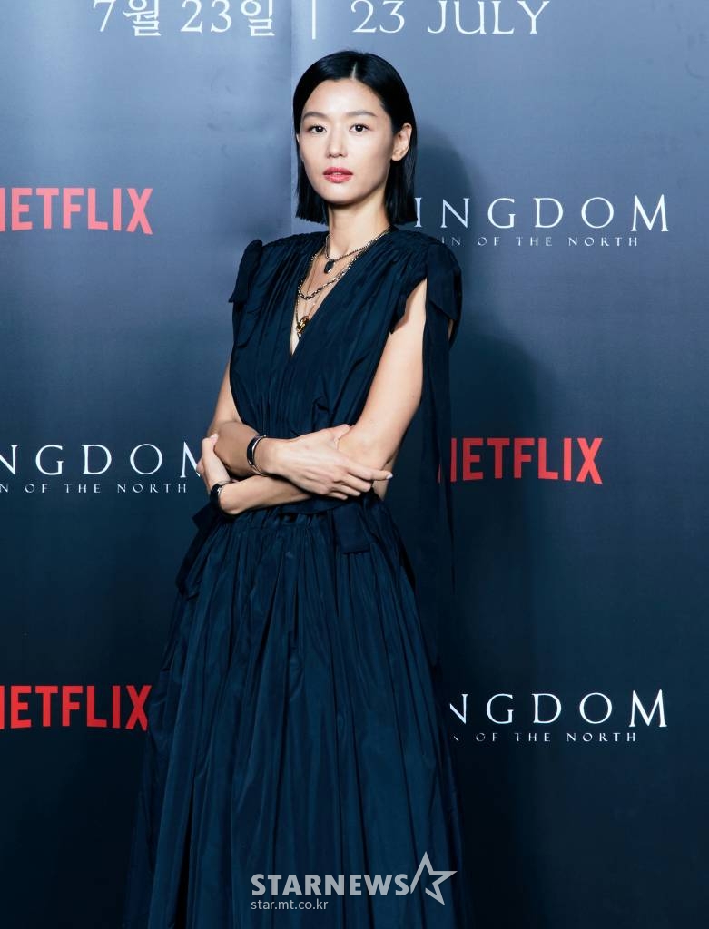 배우 전지현이 20일 오전 온라인으로 진행된 넷플릭스 '킹덤: 아신전' 제작발표회에 참석해 포즈를 취하고 있다. '킹덤: 아신전'은 조선을 뒤덮은 거대한 비극의 시작인 생사초와 아신의 이야기를 담은 '킹덤' 시리즈의 스페셜 에피소드다. 오는 23일 공개. / 사진제공 = 넷플릭스 /사진=김창현 기자 chmt@