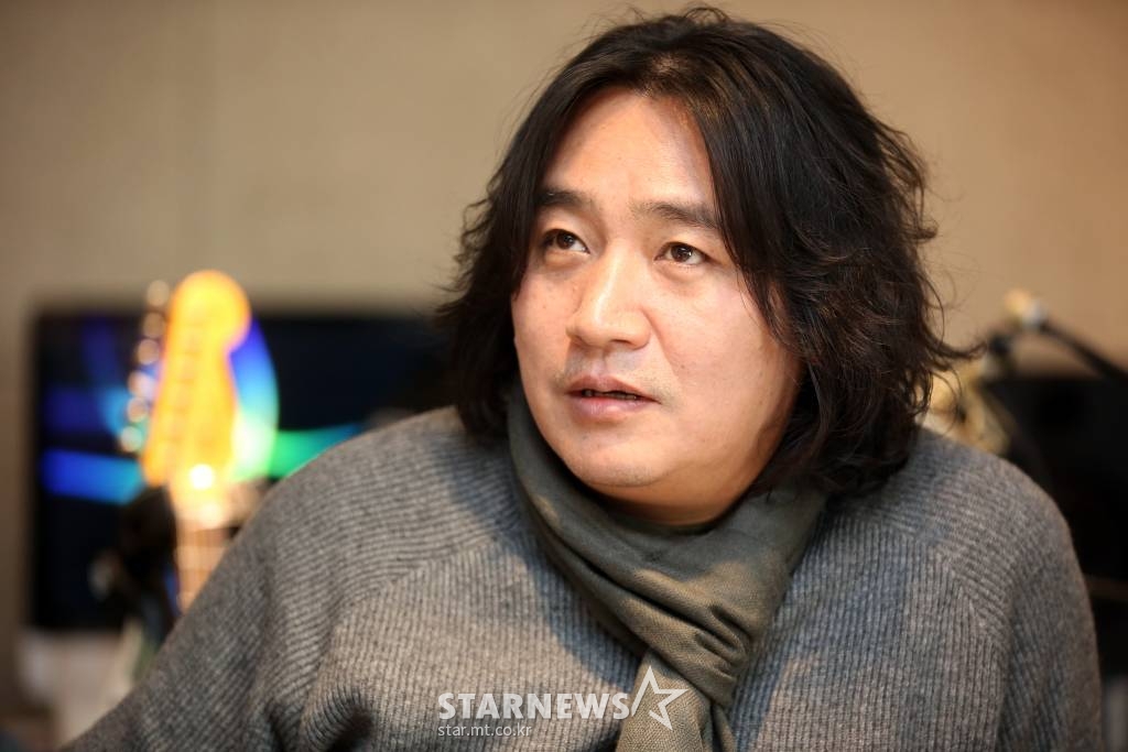 31일 촛불 10차 대회 무대 오르는 신대철 /사진=임성균 기자 tjdrbs23@