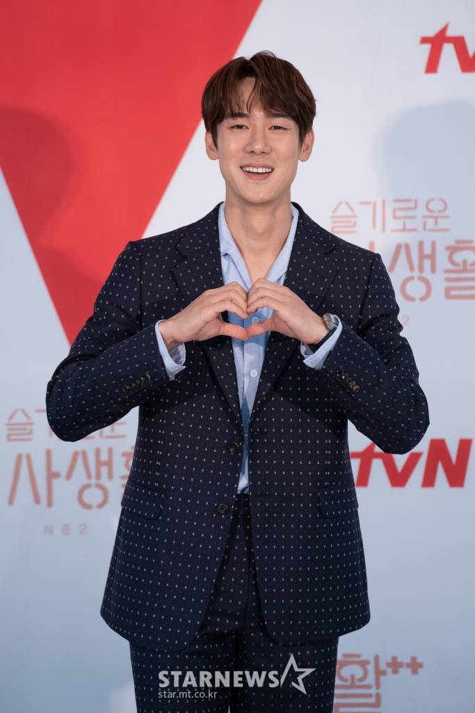 배우 유연석이 10일 오후 온라인 생중계로 진행된 tvN 드라마 '슬기로운 의사생활 시즌2' 제작발표회에 참석해 포즈를 취하고 있다. /사진제공=CJENM 2021.06.10 /사진=이동훈 기자 photoguy@