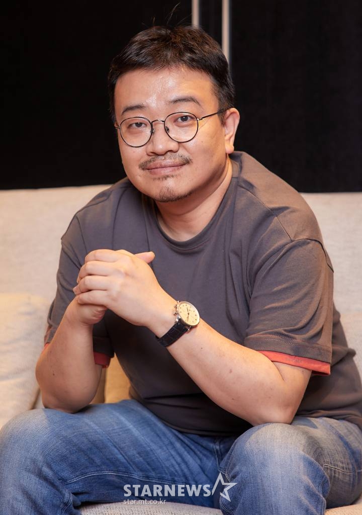 연상호 작가가 21일 오후 화상으로 진행된 영화 '방법 : 재차의' 개봉 관련 인터뷰에 앞서 포즈를 취하고 있다. '방법: 재차의'는 되살아난 시체 '재차의'에 의한 연쇄살인사건을 막기 위해 미스터리의 실체를 파헤치는 이야기. tvN 드라마 '방법'을 새롭게 스크린으로 가져온 작품이다. 오는 28일 개봉. / 사진제공 = CJ ENM /사진=김창현 기자 chmt@