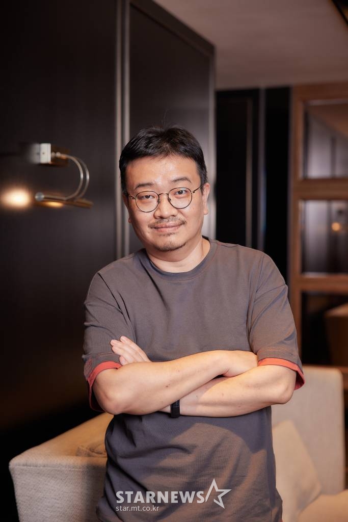 연상호 작가가 21일 오후 화상으로 진행된 영화 '방법 : 재차의' 개봉 관련 인터뷰에 앞서 포즈를 취하고 있다. '방법: 재차의'는 되살아난 시체 '재차의'에 의한 연쇄살인사건을 막기 위해 미스터리의 실체를 파헤치는 이야기. tvN 드라마 '방법'을 새롭게 스크린으로 가져온 작품이다. 오는 28일 개봉. / 사진제공 = CJ ENM /사진=김창현 기자 chmt@