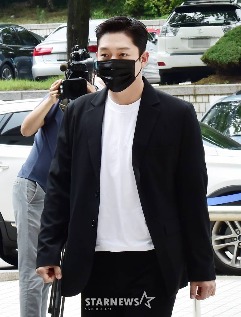 성폭력 범죄의 처벌 등에 관한 특례법 위반(카메라 등 이용촬영) 상해 폭행 협박 등 혐의로 기소된 고(故) 구하라 전 남자친구 최종범 씨가 2일 오후 서울 서초구 서울중앙지방법원에서 열린 항소심 선고 공판에 출석하고 있다. /사진=김창현 기자 chmt@