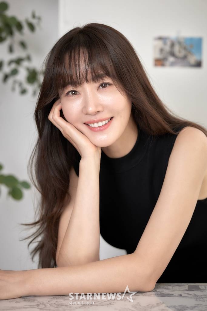 배우 엄지원이 21일 오전 화상으로 진행된 영화 '방법 : 재차의' 개봉 관련 인터뷰에 앞서 포즈를 취하고 있다. '방법: 재차의'는 되살아난 시체 '재차의'에 의한 연쇄살인사건을 막기 위해 미스터리의 실체를 파헤치는 이야기. tvN 드라마 '방법'을 새롭게 스크린으로 가져온 작품이다. 오는 28일 개봉. / 사진제공 = CJ ENM /사진=김창현 기자 chmt@