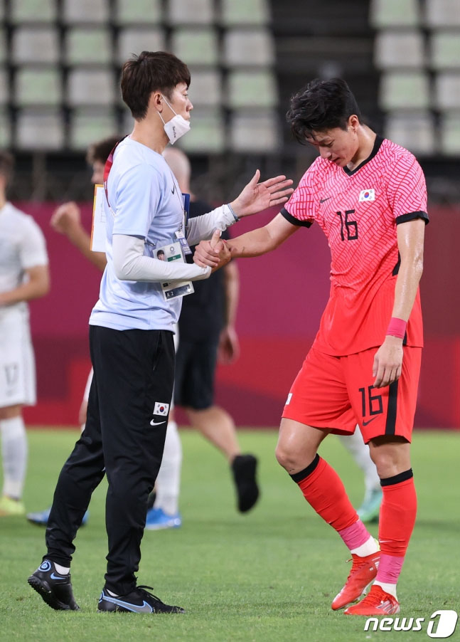 22일 일본 이바라기현 가시마 스타디움에서 열린 2020 도쿄올림픽 남자축구 조별리그 B조 1차전 뉴질랜드전에서 패배한 뒤 아쉬워하고 있는 황의조(오른쪽). /사진=뉴스1